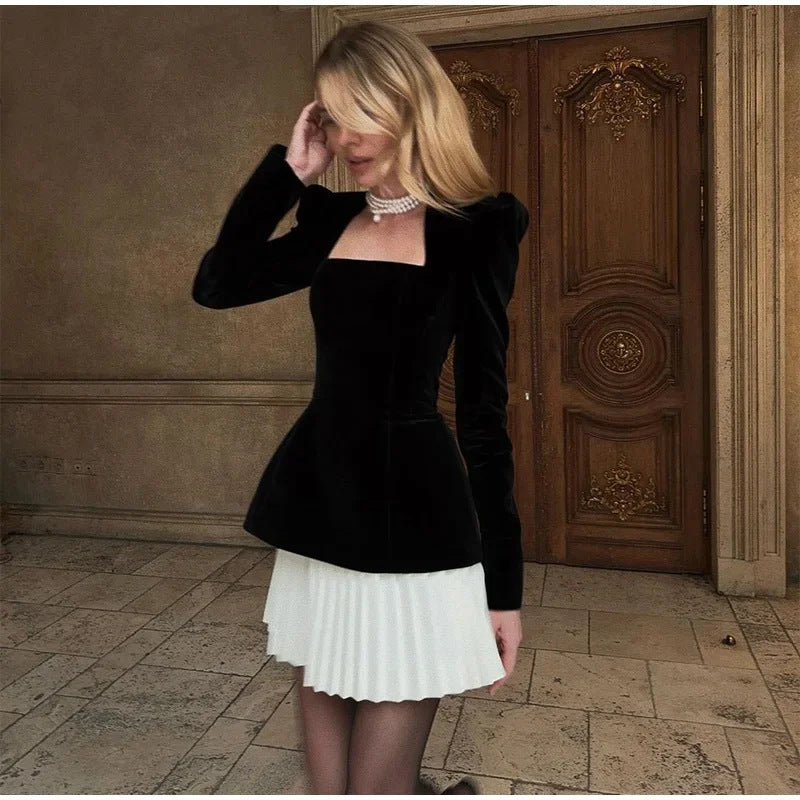 Robe en velours élégante pour femmes avec coupe inhabituelle et manches bouffantes Chic & Stil