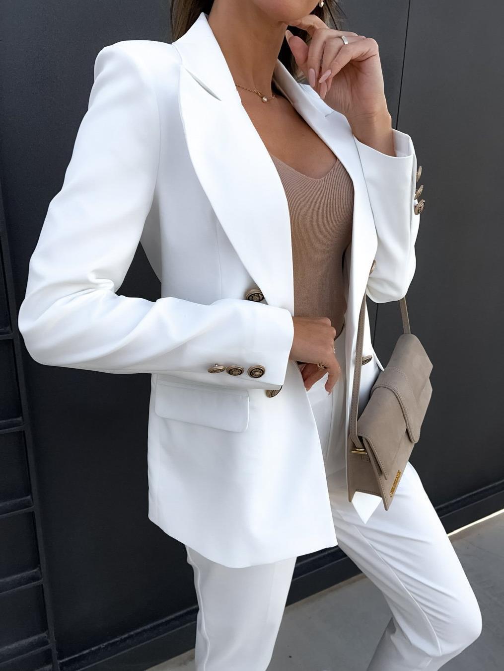 Elegant fitted jacket for women with double row of buttons and versatile cut Lune London