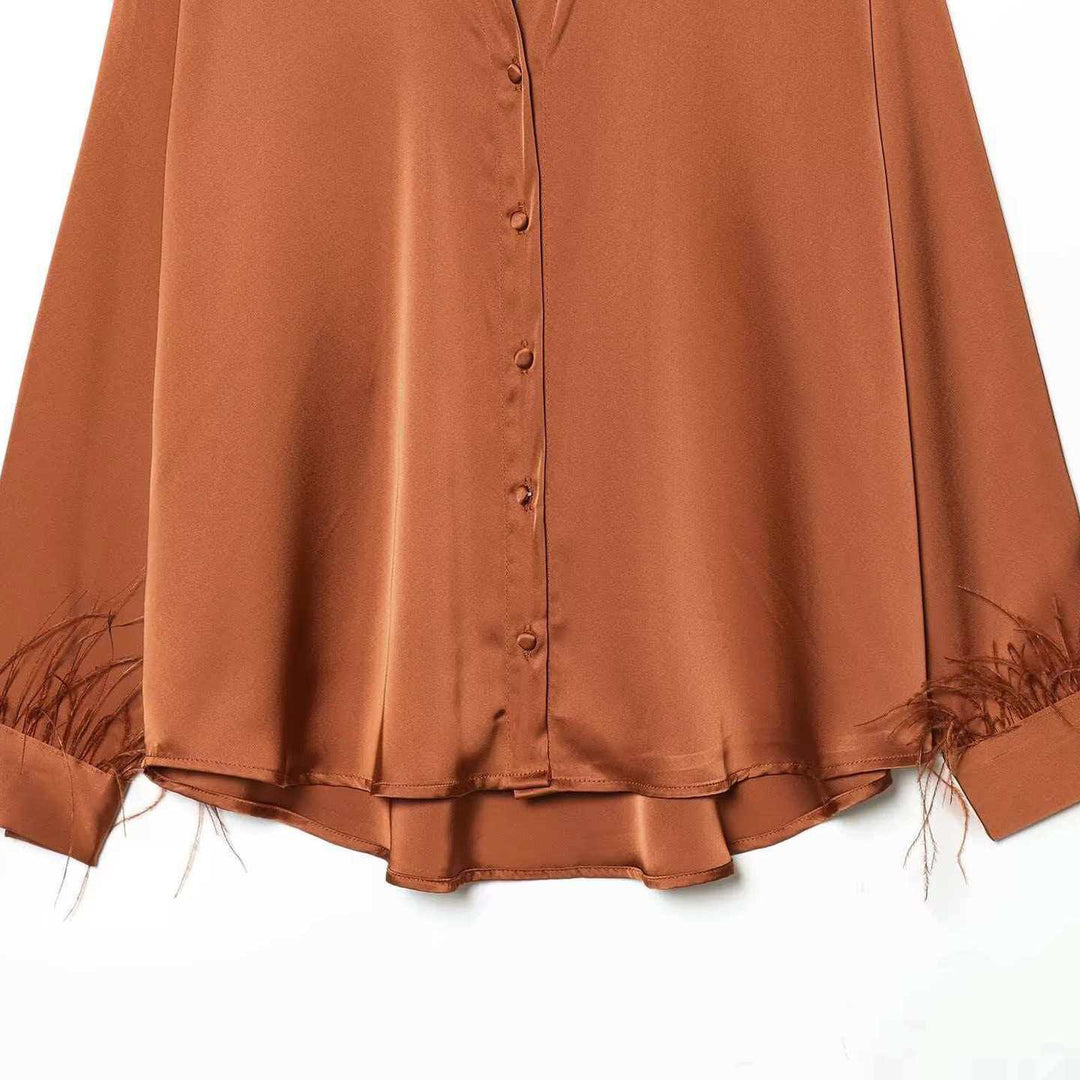 Blouse en satin pour femmes avec des ornements en plumes élégants Chic & Stil