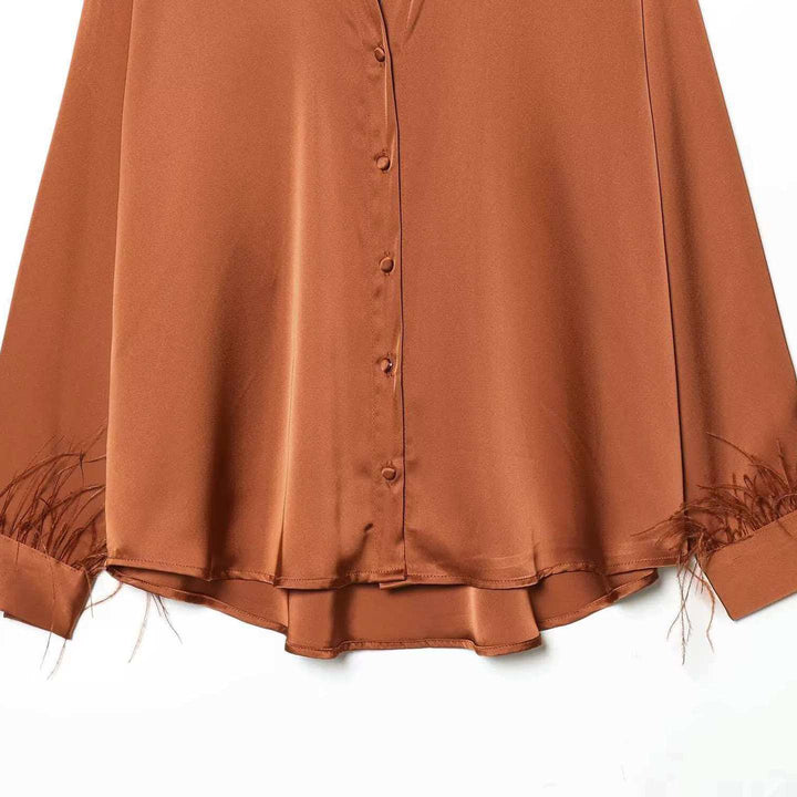 Blouse en satin pour femmes avec des ornements en plumes élégants Chic & Stil