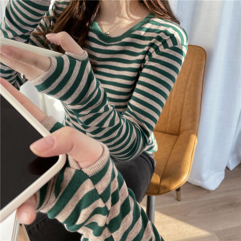 Ladies casual long sleeve shirt with fashionable stripe pattern and thumb holes Chic & Stil