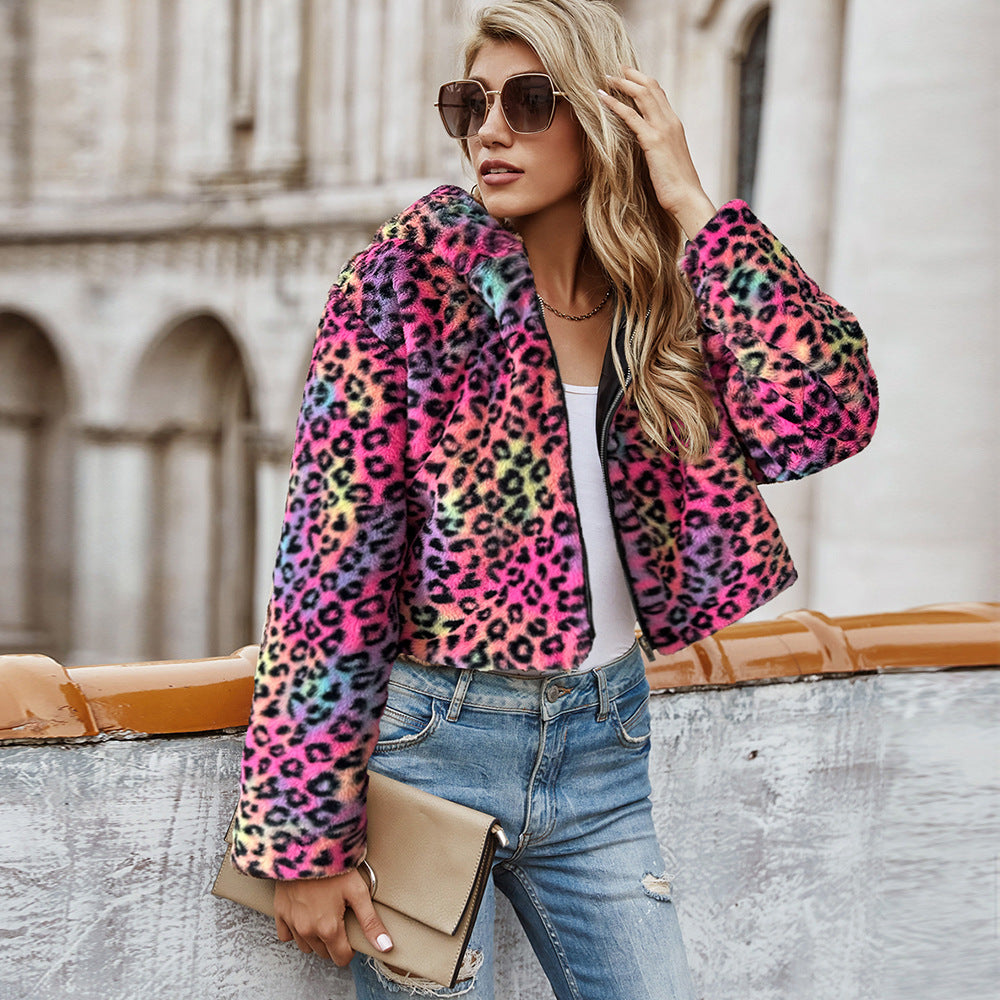 Faux fur jacket for women with an elegant leopard pattern and a modern cut Lune London