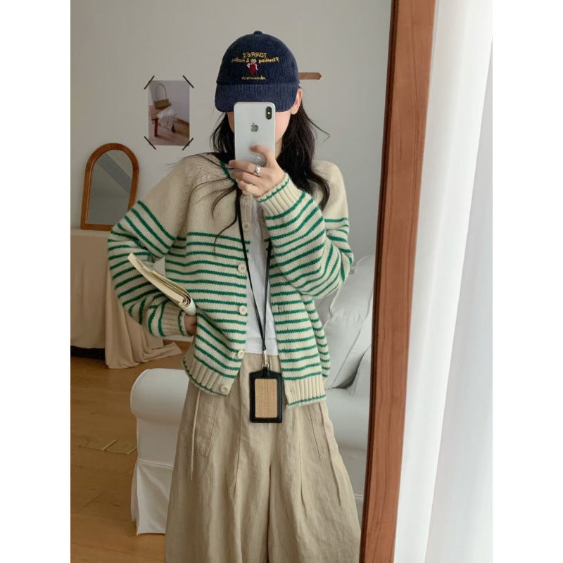 Cardigan pour femmes avec un motif rayé coloré et un design boutonnable Chic & Stil