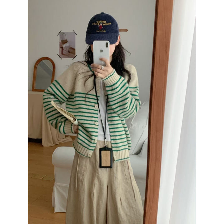 Cardigan pour femmes avec un motif rayé coloré et un design boutonnable Chic & Stil
