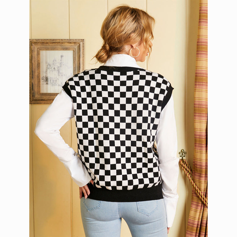 Women's fashion V-neck pullover with checkered pattern Lune London