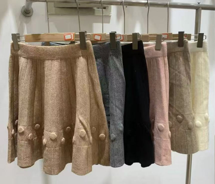 Jupe plissée pour femmes avec structure décorative et détails de boutons Chic & Stil