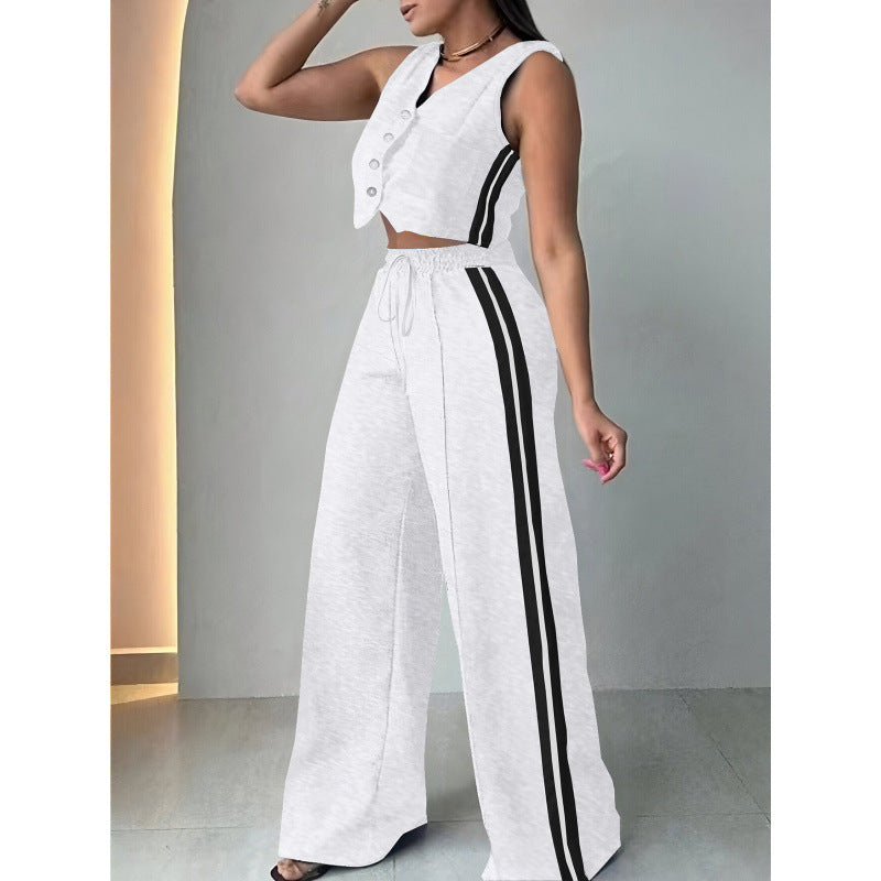 Two-piece women's sports set with a loose fit and an elastic waistband Lune London