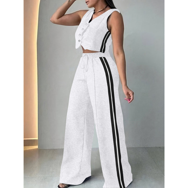 Two-piece women's sports set with a loose fit and an elastic waistband Lune London