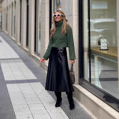Trendy women's sweater with turtleneck and soft material Lune London