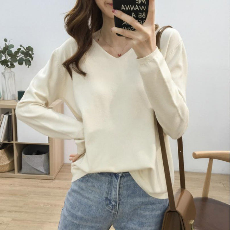 Pull féminin à col en V avec une coupe décontractée et des matériaux doux Chic & Stil
