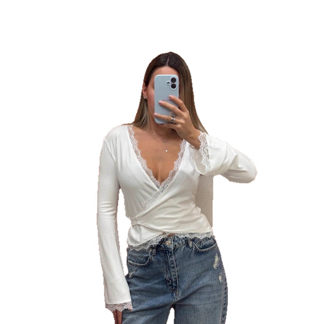 Haut à encolure cache-cœur pour dames avec un élégant bord en dentelle Chic & Stil