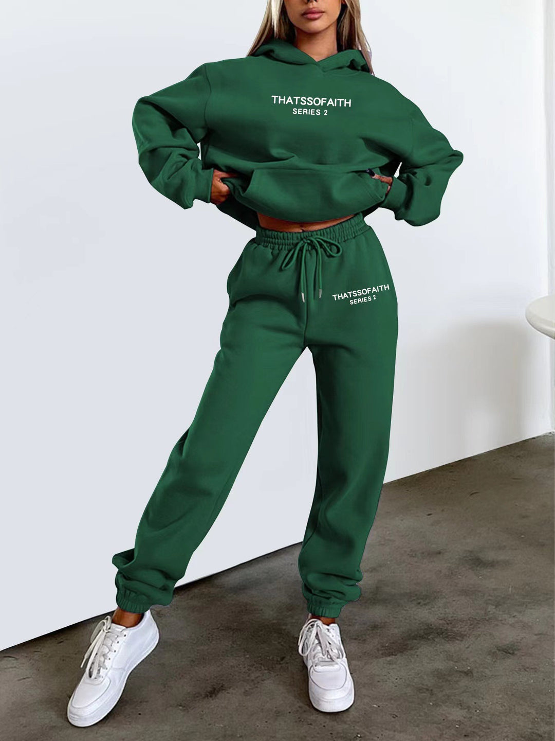 Women's jogging suit with comfortable hood and elastic cuffs Chic & Stil