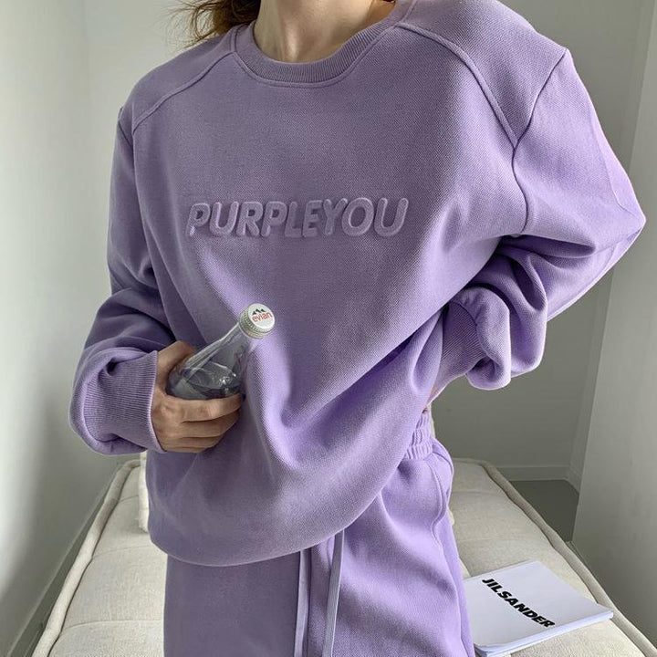 Women's Urban Lounge Outfit with oversized sweatshirt and casual joggers Chic & Stil