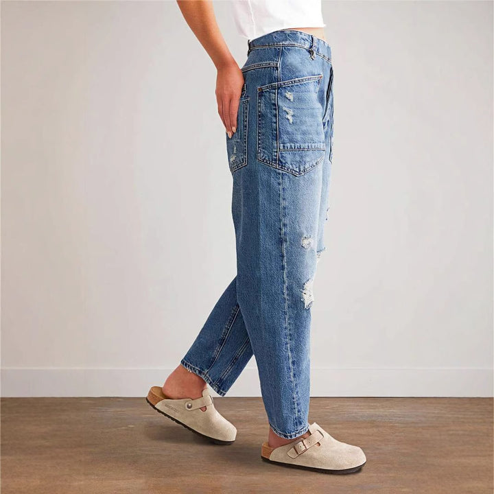 Trendy Mom jeans for women with distressed details and a low cut Lune London