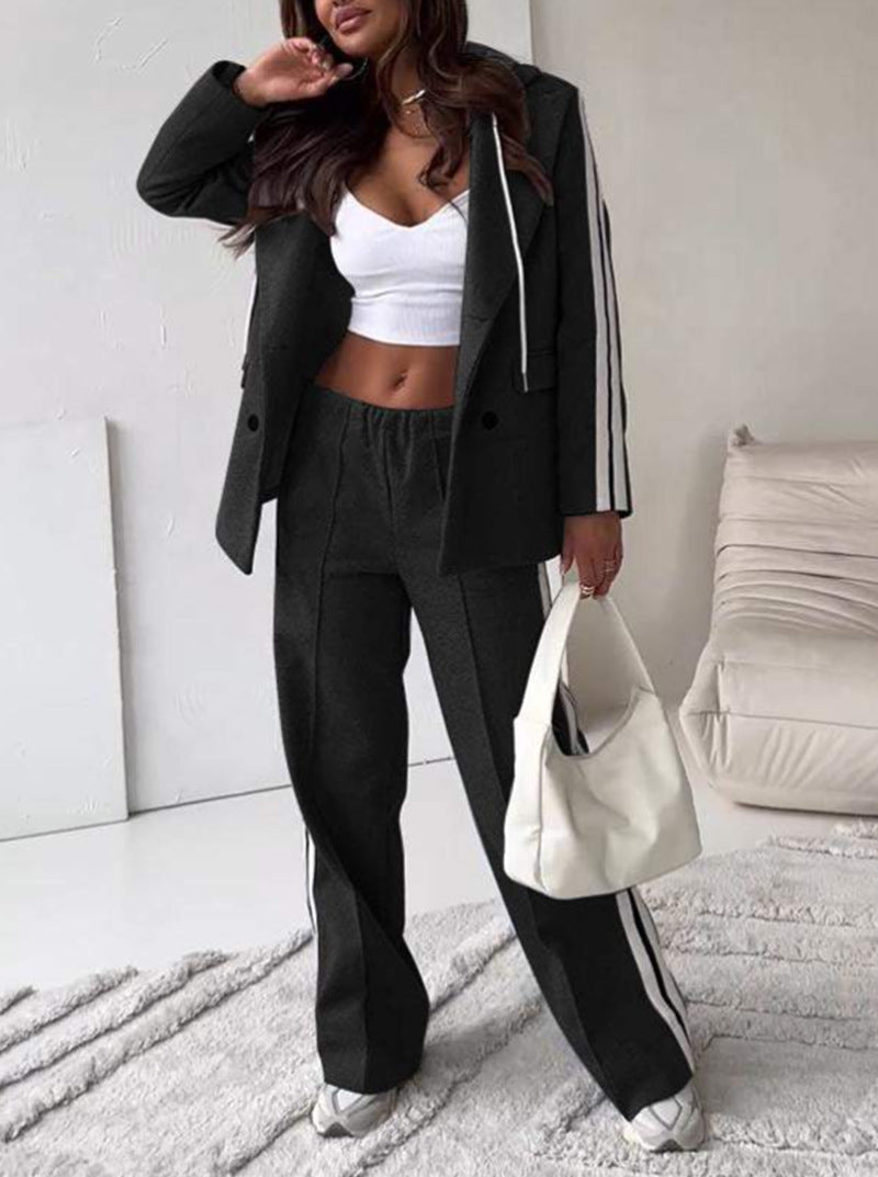 Ensemble de survêtement à la mode pour femmes avec une coupe décontractée et des détails rayés Chic & Stil