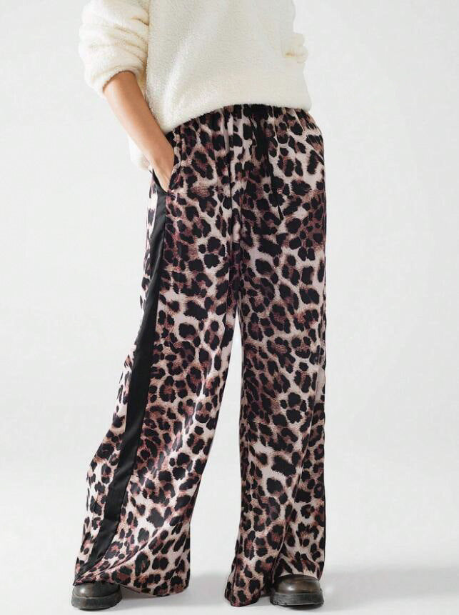 Leisure pants for women with animal print and contrasting stripes on the sides Lune London