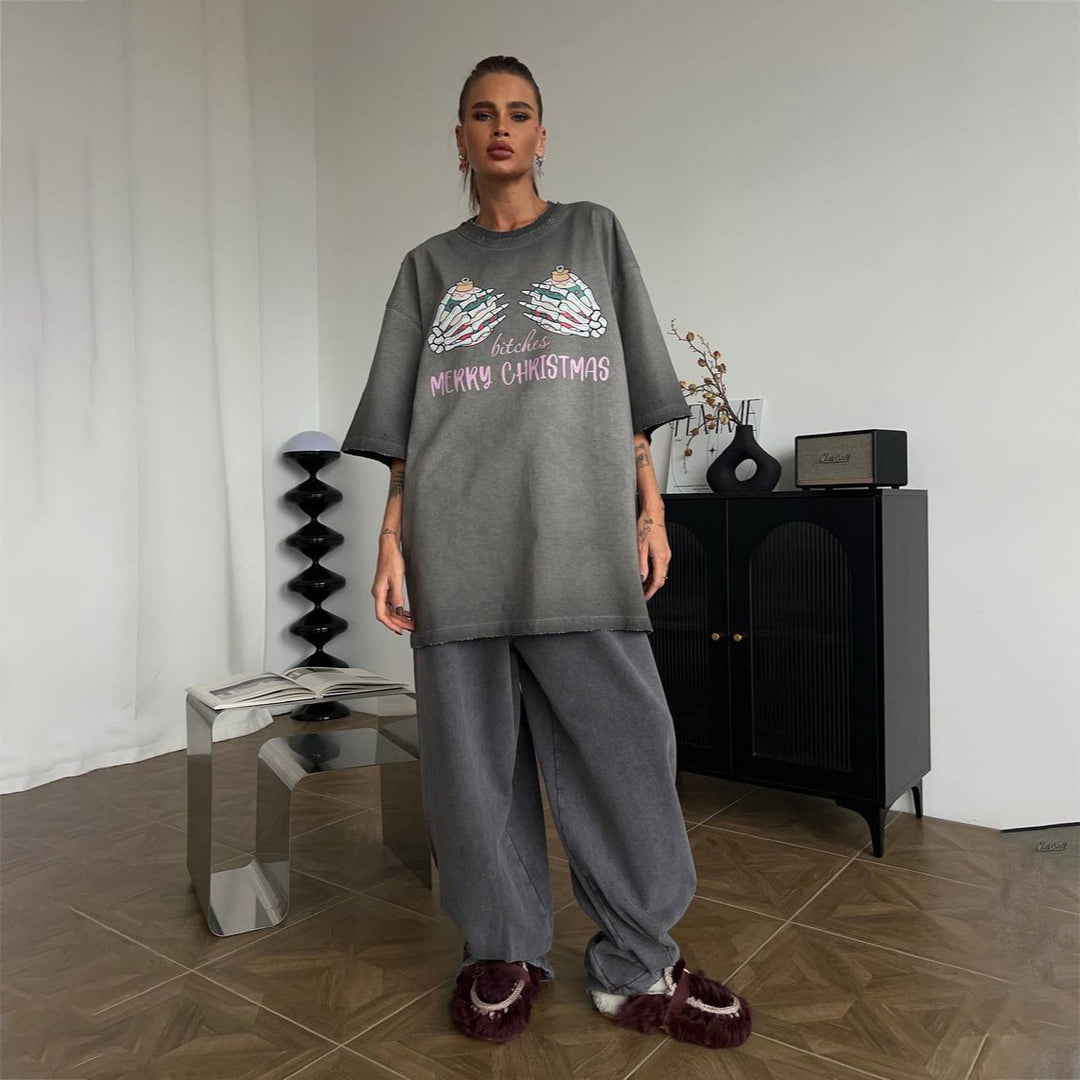 Oversized sweatshirt for women with chic and stylish Christmas graphic pattern