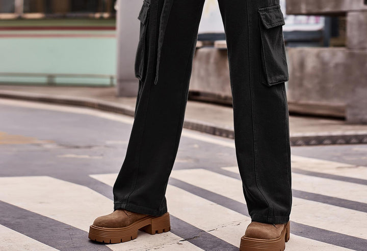 Casual women's cargo pants with practical pockets and a high waist Lune London