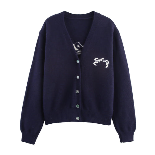 Ladies cozy knit pullover with an elegant V-neck and a decorative cut Lune London
