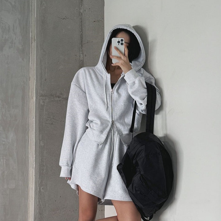 Ladies sporty loungewear set with hooded jacket and shorts Chic & Stil