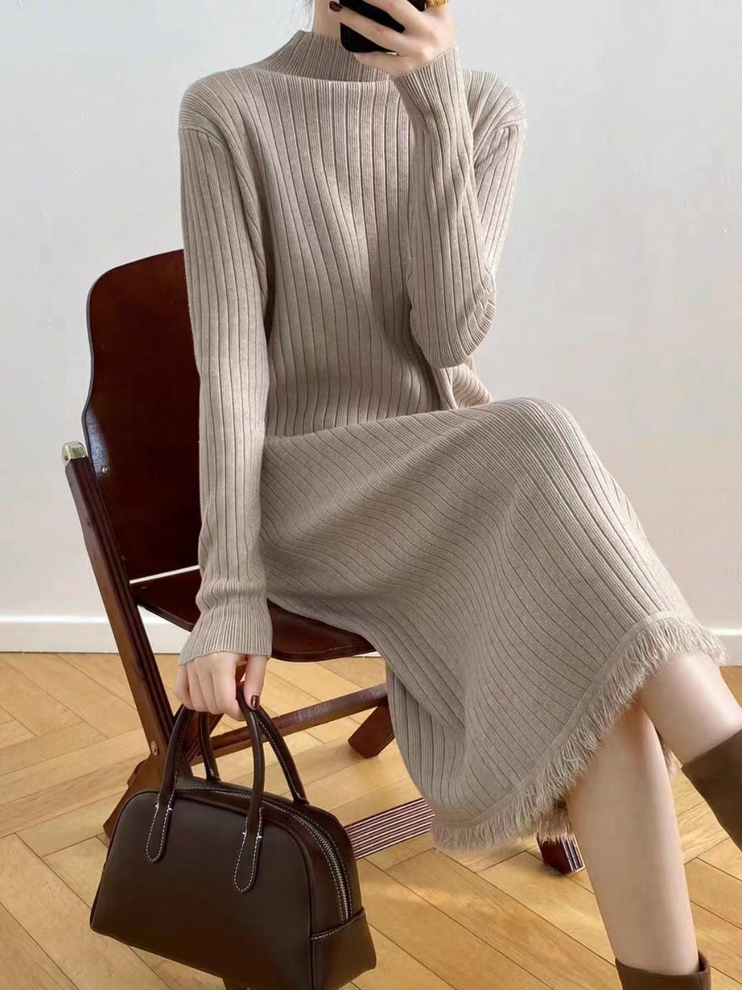 Robe tricotée à manches longues pour femmes avec un design en côtes texturé et un ourlet duveteux