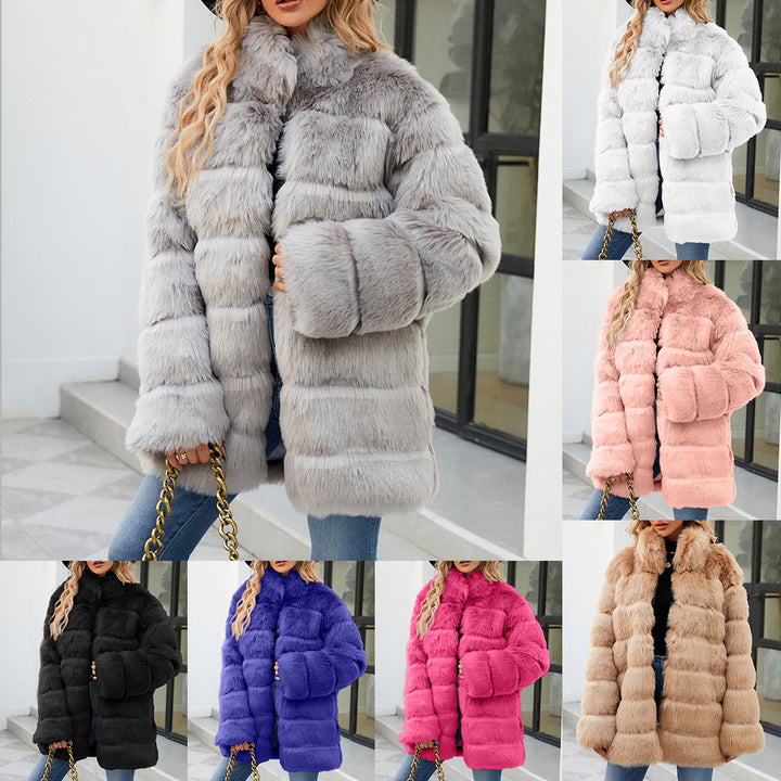 Ladies parka in comfortable faux fur with wide collar and soft details Lune London