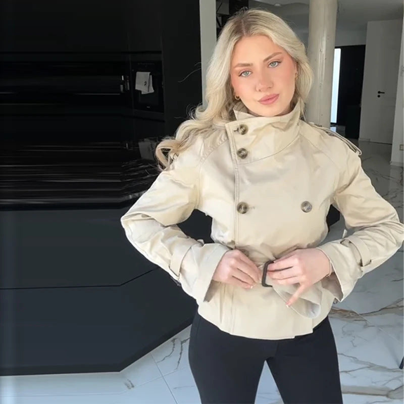 Manteau trench court féminin à la mode avec double rangée de boutons et ceinture Chic & Stil