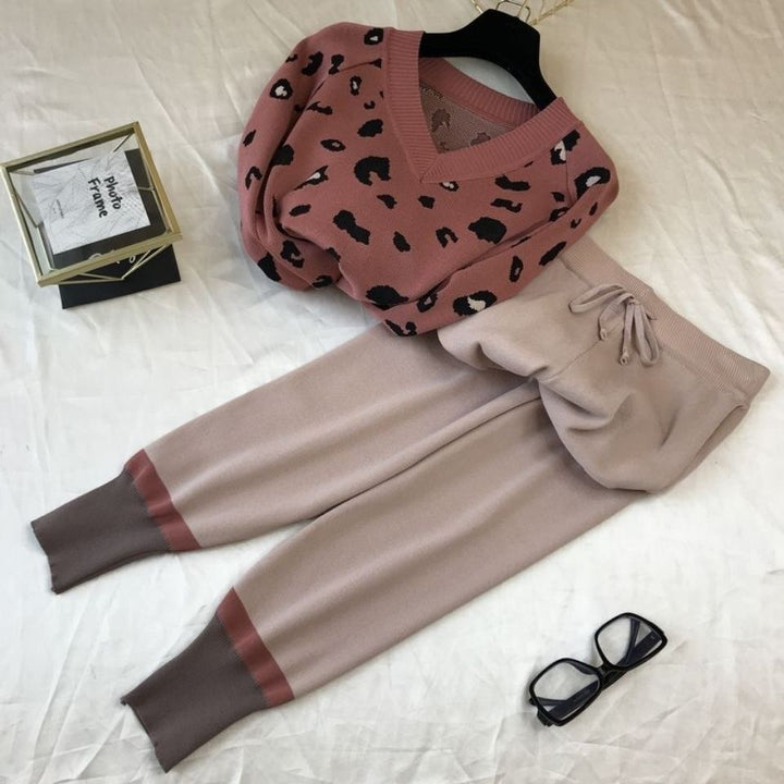 Trendy knitted set for ladies with graphic details Lune London