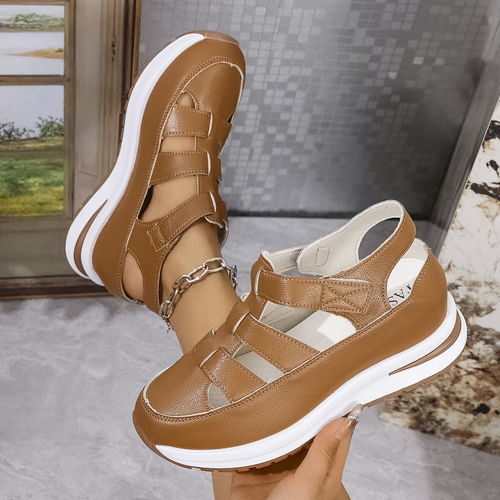 Comfortable sandals for women with fashionable crisscross straps and a breathable upper material Lune London.