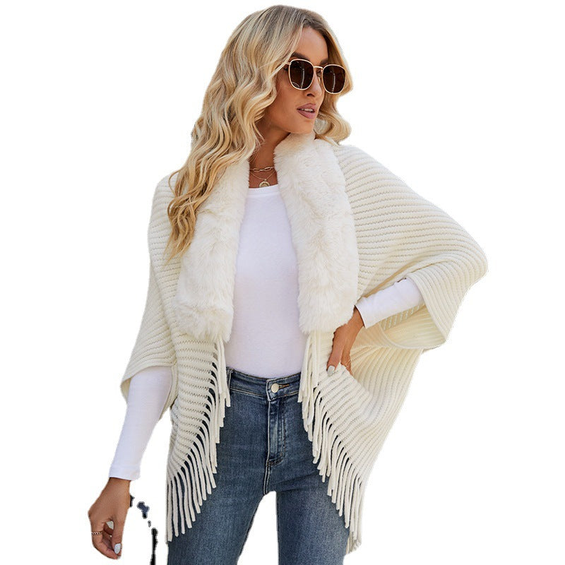 Luxurious knitted poncho for women with elegant faux fur collar and fringes Lune London