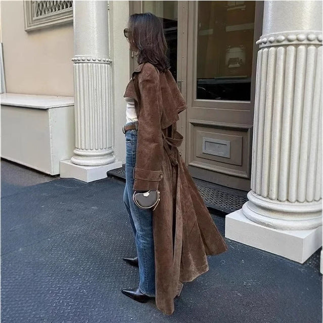 Elegant trench coat for women with quilted collar and practical pockets Lune London