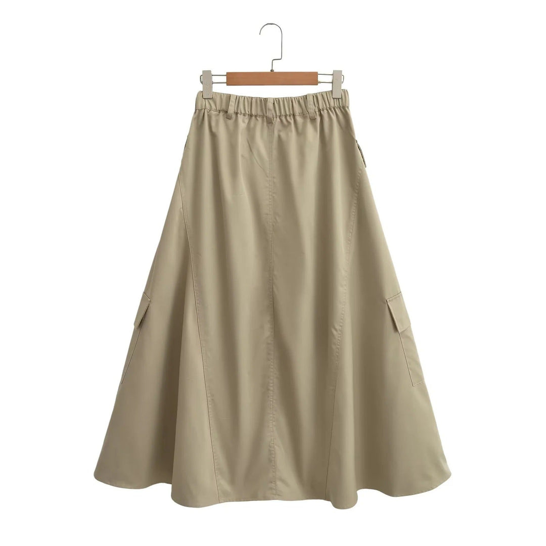 Women's midi skirt with practical cargo pockets and elegant cut Lune London