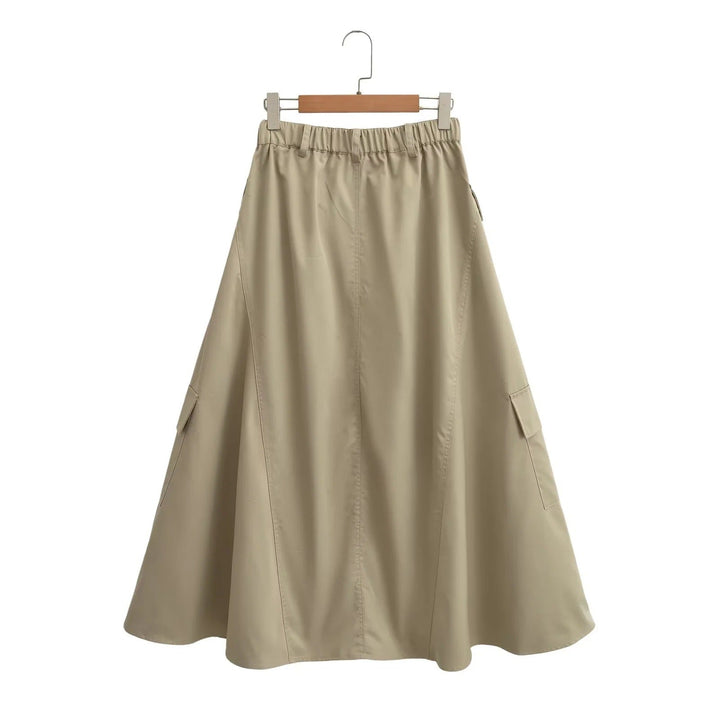 Women's midi skirt with practical cargo pockets and elegant cut Lune London