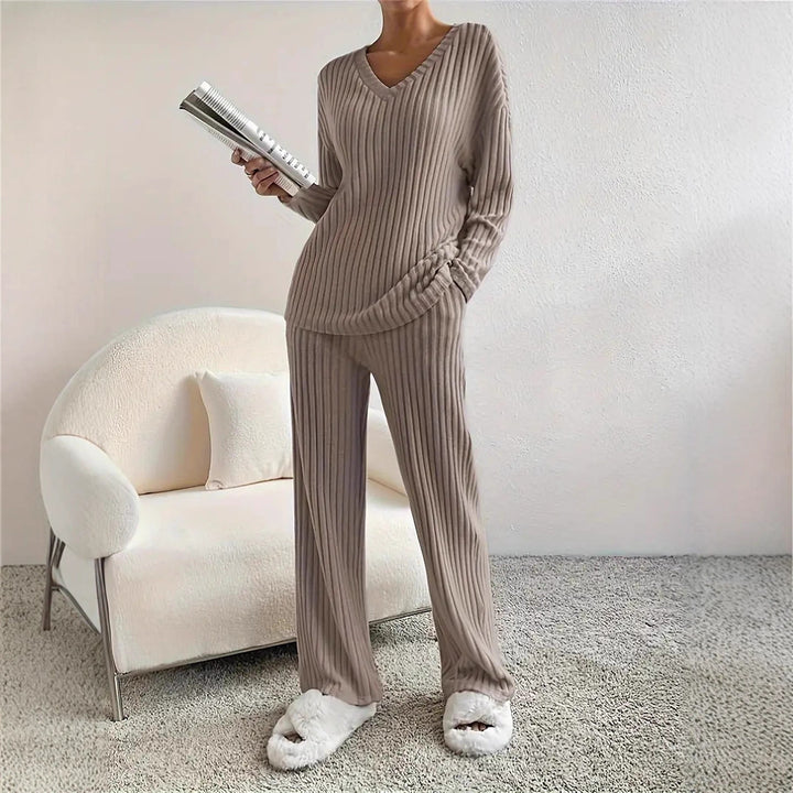 Elegant knitted suit for women with V-neck and side waist Lune London