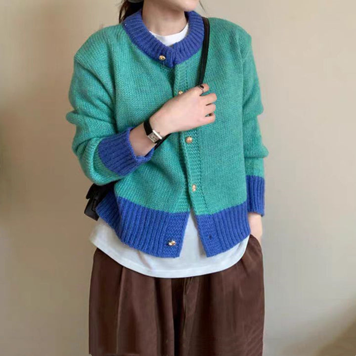 Cardigan pour femmes avec des poignets contrastés et des détails de boutons Chic & Stil