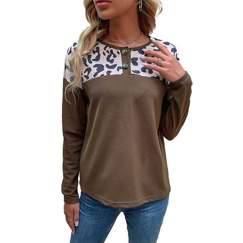 Sweat-shirt féminin à la mode avec des accents imprimés animaux et des détails de boutons Chic & Stil