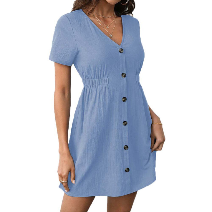 Robe à manches courtes pour femmes avec des détails de boutons et une ceinture élastique Chic & Stil