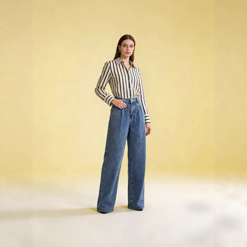 Women high-waisted wide jeans in a casual style with elegant pleating Lune London