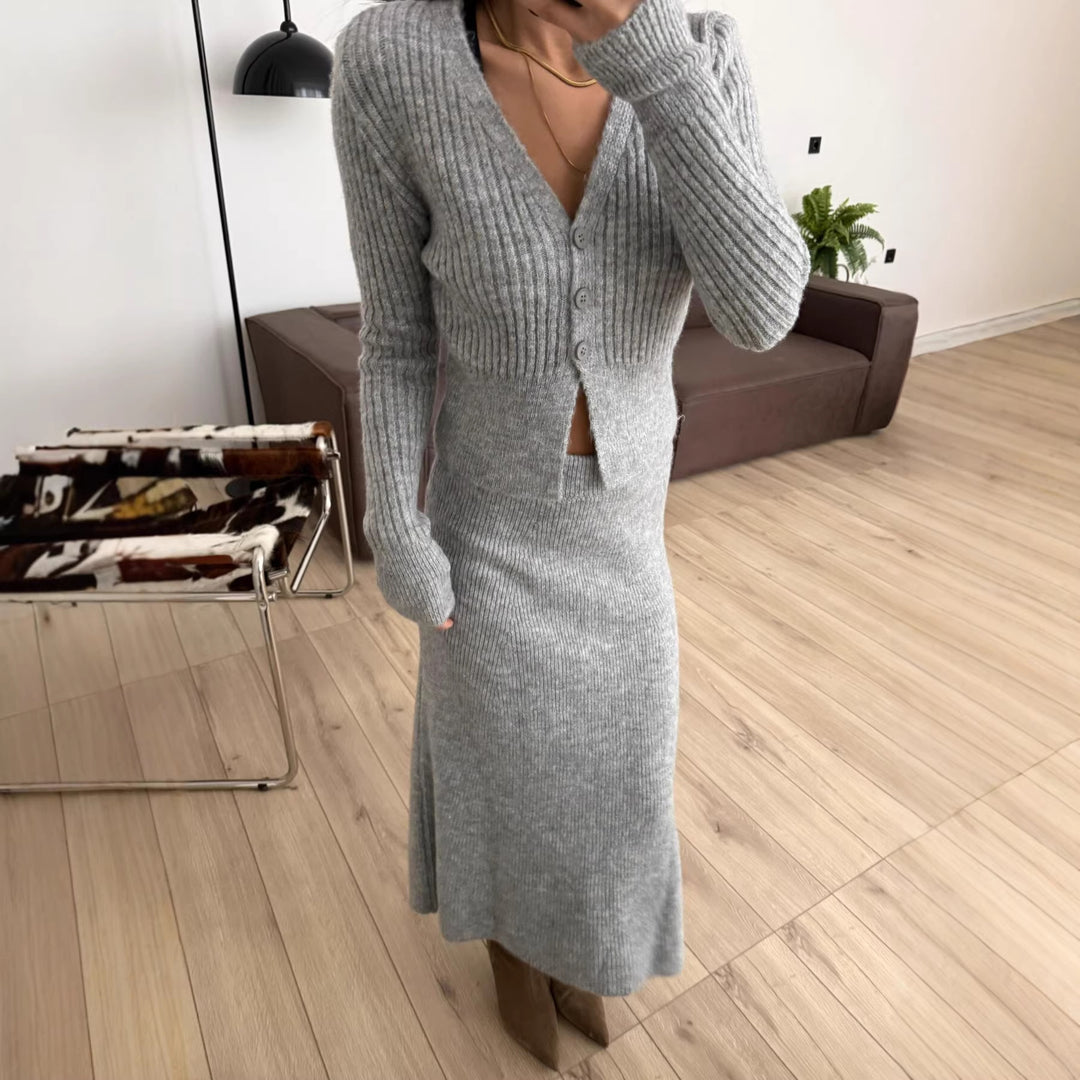 Robe en tricot pour femmes avec décolleté en V profond et détails de boutons Chic & Stil