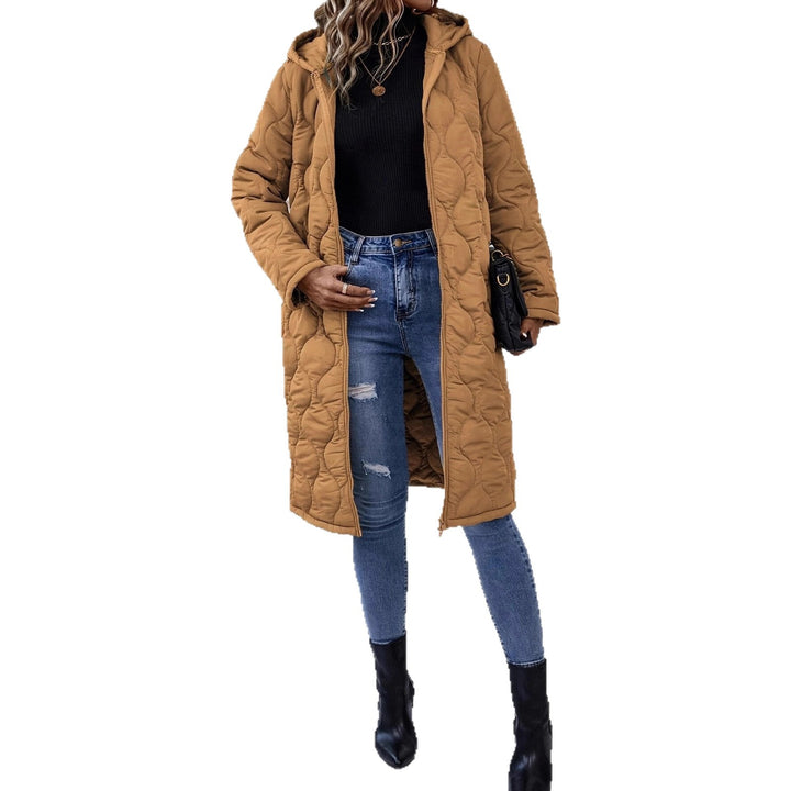 Veste à capuche pour femmes avec un élégant matelassage et des manches longues Chic & Stil