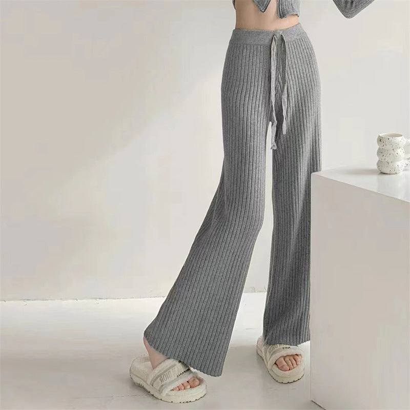 Pull enveloppant pour femmes avec un élégant design côtelé et un col en V Chic & Stil