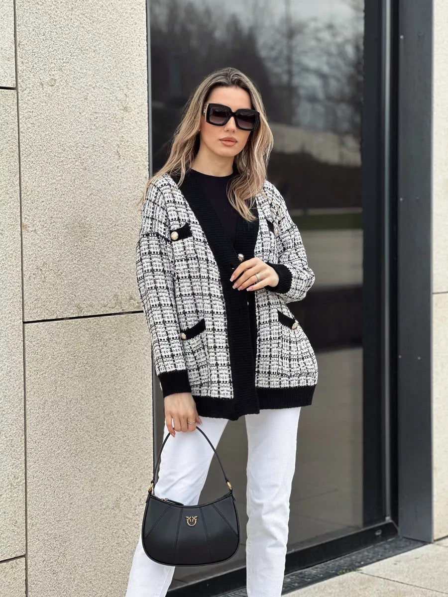 Cardigan féminin à la mode avec un élégant motif à carreaux et des poches Chic & Stil