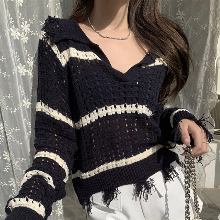 Pull en tricot aérien pour femmes avec un design en maille moderne et un motif rayé continu Chic & Stil