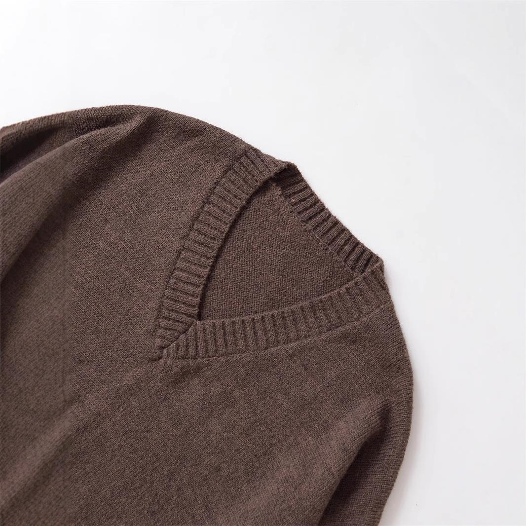 Comfortable women's sweater with a high-quality V-neck in wool Lune London