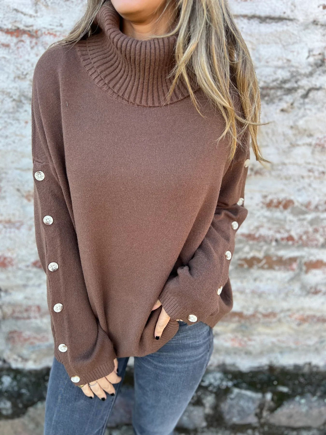 Pull femme avec col roulé et détails de boutons décoratifs Chic & Stil