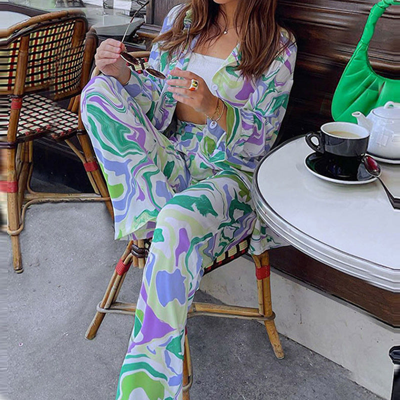 Ensemble femme avec pantalon large et blouse décontractée dans un motif moderne Chic & Stil