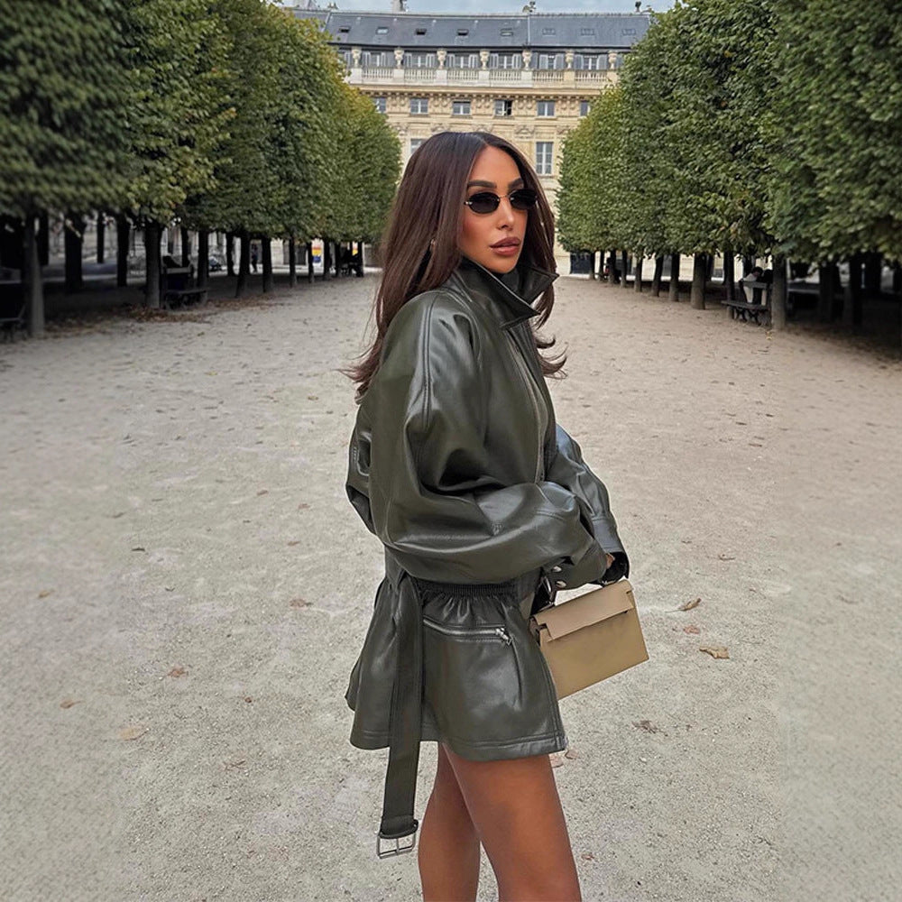 Veste pour femmes en simili cuir avec ceinture à la taille et poches zippées pratiques Chic & Stil