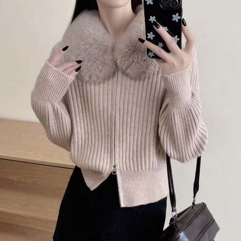 Cardigan pour femmes avec un col en fausse fourrure de haute qualité et une texture côtelée élégante Chic & Stil