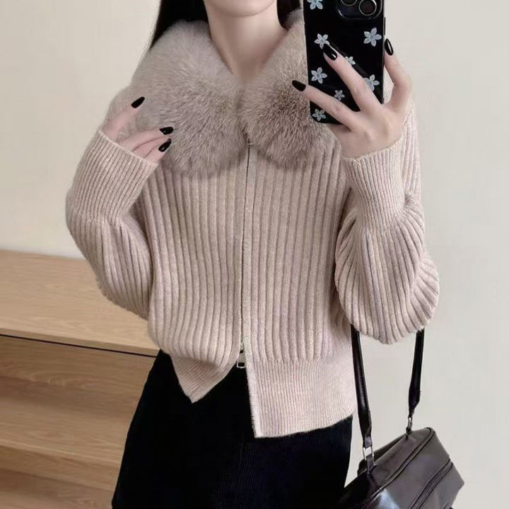 Cardigan pour femmes avec un col en fausse fourrure de haute qualité et une texture côtelée élégante Chic & Stil