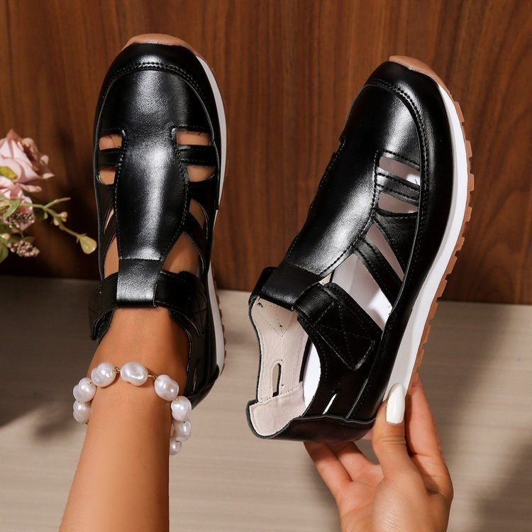 Comfortable women's sandals with ergonomic strap design and breathable surface technology Lune London